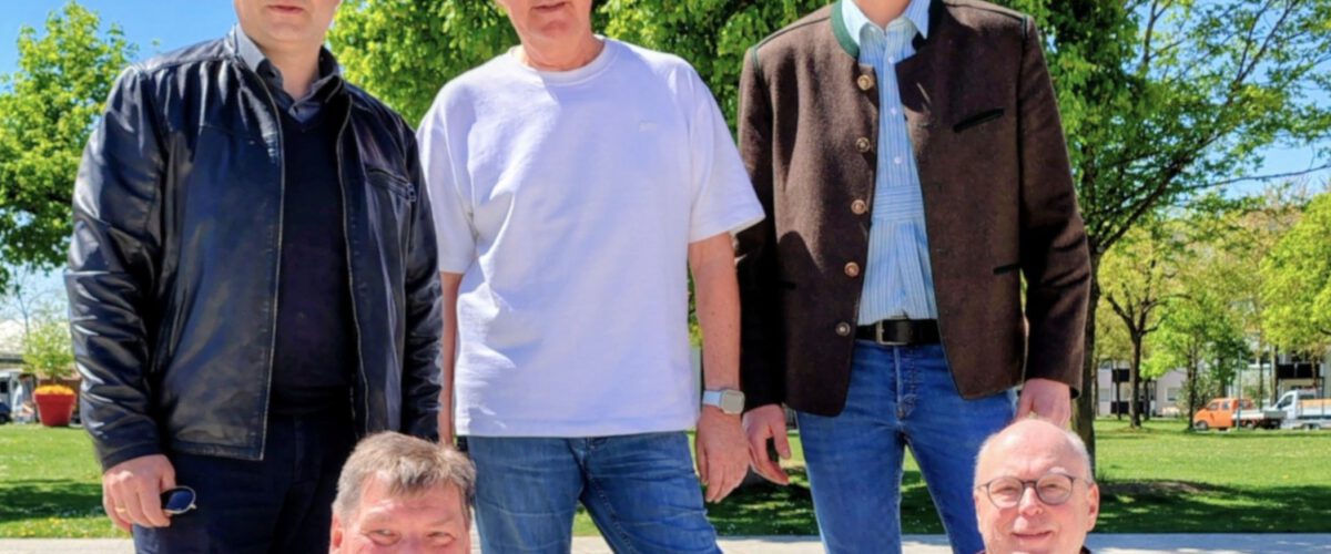 Die ausscheidenden beiden Stadträte der Unabhängigen Wähler Burghausen Dr  Peter Schacherbauer und Hartmut Strachowsky (vorne, von links) sowie (oben, von links) die drei künftigen UWB Stadtratskollegen Stefan Niedermeier, Dr  Markus Braun und Sebastian Wagenhofer