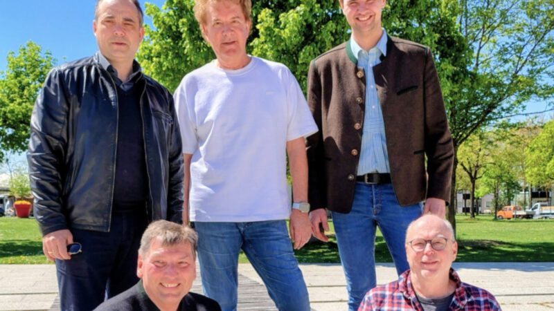 Die ausscheidenden beiden Stadträte der Unabhängigen Wähler Burghausen Dr. Peter Schacherbauer und Hartmut Strachowsky (vorne, von links) sowie (oben, von links) die drei künftigen UWB-Stadtratskollegen Stefan Niedermeier, Dr. Markus Braun und Sebastian Wagenhofer