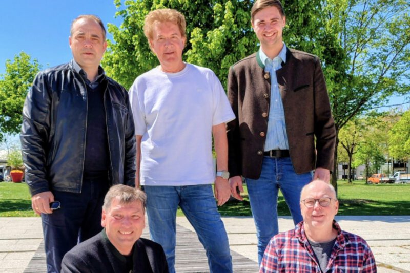 Die ausscheidenden beiden Stadträte der Unabhängigen Wähler Burghausen Dr. Peter Schacherbauer und Hartmut Strachowsky (vorne, von links) sowie (oben, von links) die drei künftigen UWB-Stadtratskollegen Stefan Niedermeier, Dr. Markus Braun und Sebastian Wagenhofer