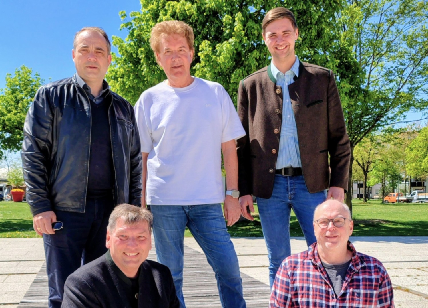 Die ausscheidenden beiden Stadträte der Unabhängigen Wähler Burghausen Dr  Peter Schacherbauer und Hartmut Strachowsky (vorne, von links) sowie (oben, von links) die drei künftigen UWB Stadtratskollegen Stefan Niedermeier, Dr  Markus Braun und Sebastian Wagenhofer