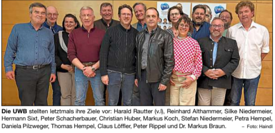 Abschlussveranstaltung der Unabhängigen Wähler Burghausen im Gartensaal des Bürgerhauses: Die Kandidaten für den Stadtrat und Bürgermeisterkandidat Stefan Niedermeier (vorne, Mitte).