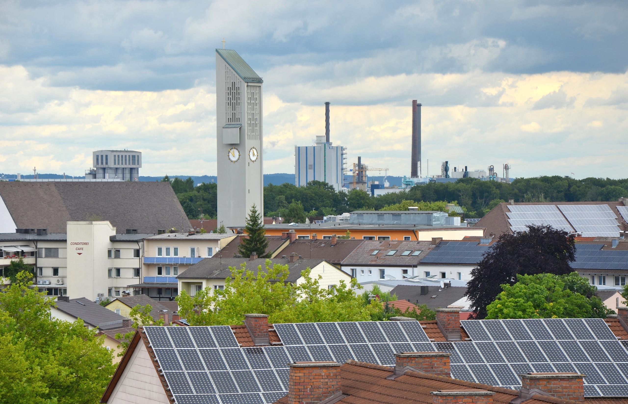 Skyline Neustadt mit Industrie